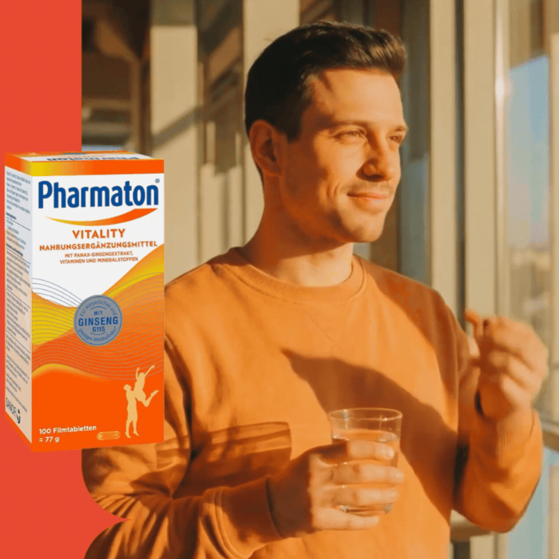 Pharmaton Vitality, Logo mit Ginseng Extrakt 115. Blaues Logo auf gelbem Hintergrund.